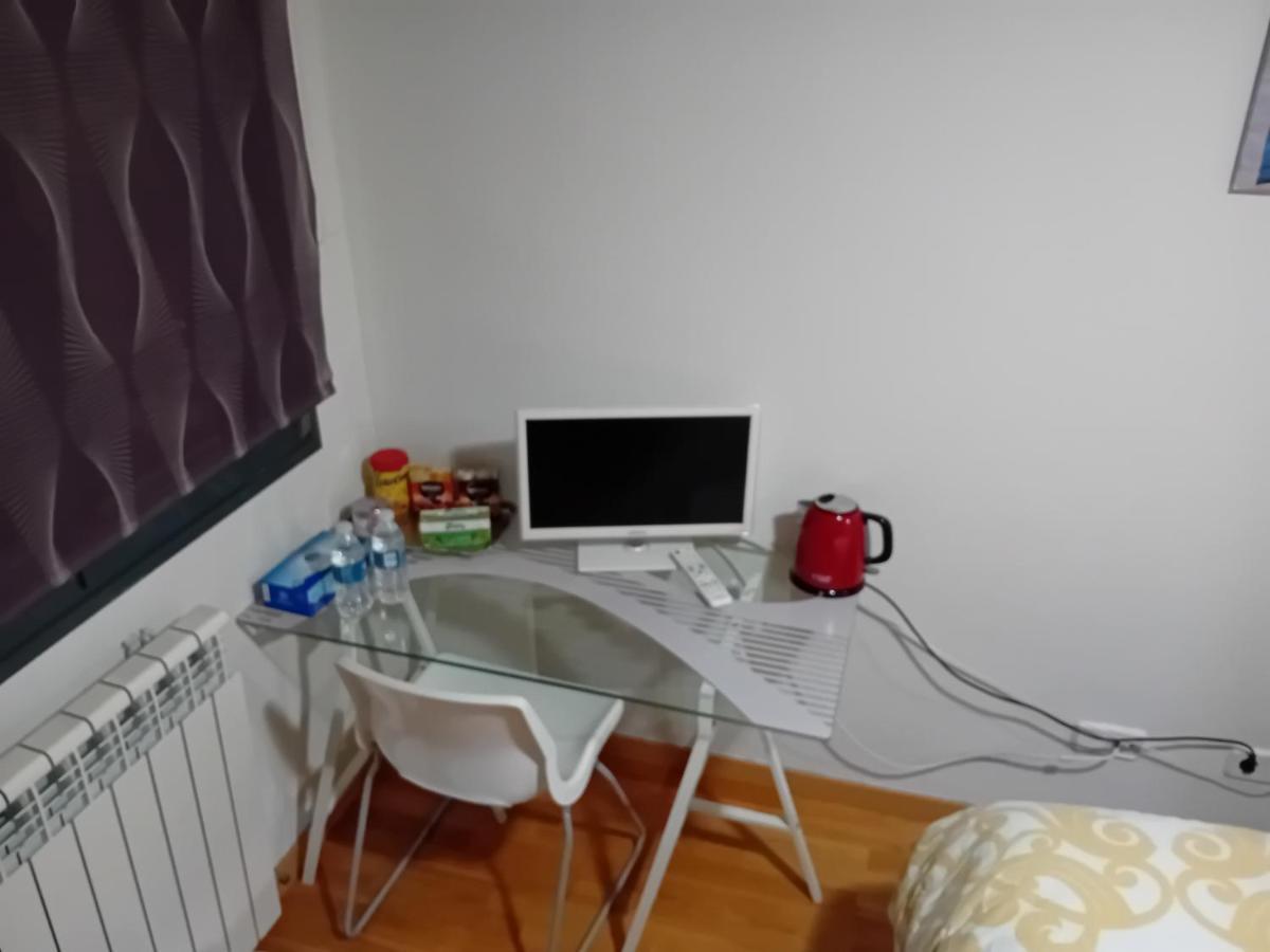 Habitaciones Individuales Wifi Tv Microondas Cerca Del Aeropuerto Madrid Habitacion Grande Wc Privado O Habitacion Pequena Wc Compartido Muy Tranquilas Bien Comunicadas Tren Metro Bus Facil Aparcamiento San Sebastián de los Reyes Buitenkant foto